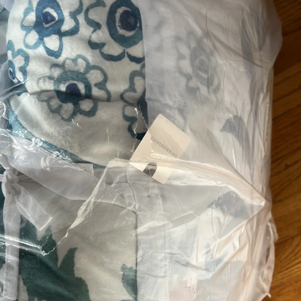 Anthropologie Velvet Hollyhock Quilt Queen with shams NWT